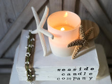 Load image into Gallery viewer, Revitalize your space with the invigorating blend of our Grapefruit & Mint candle. This refreshing scent combines the zesty aroma of ripe grapefruit with the cool essence of garden-fresh mint, creating a lively and uplifting atmosphere.