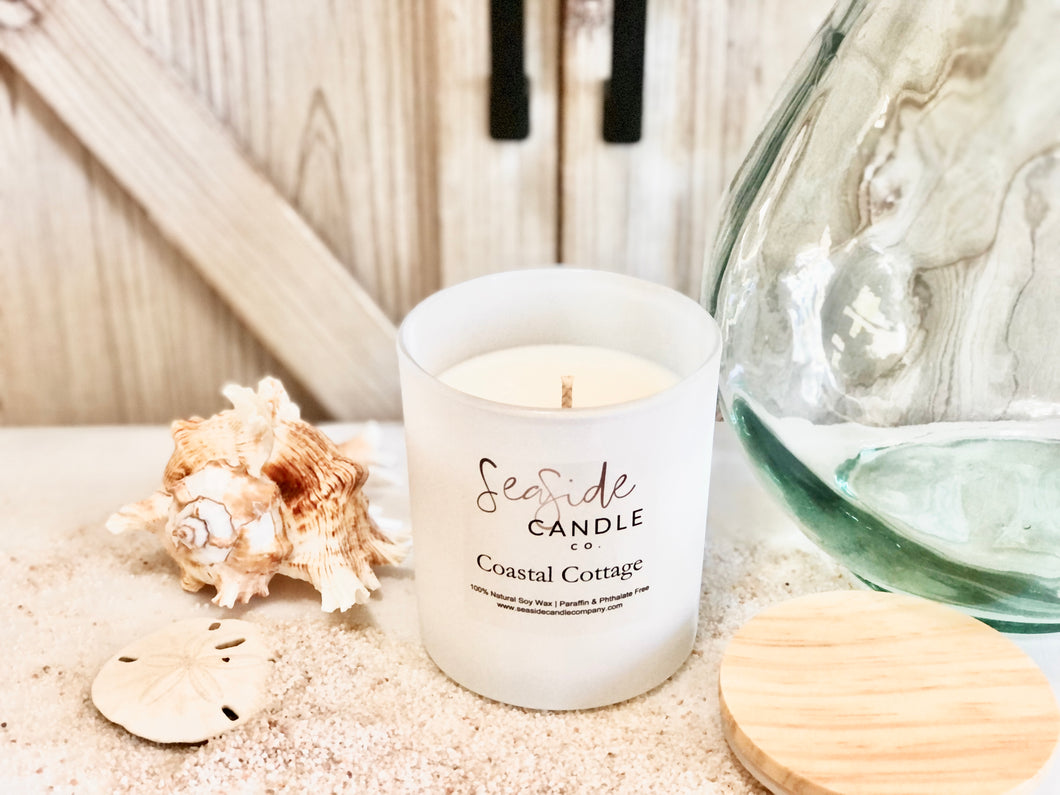 Escape to a tranquil beachside retreat with our Coastal Cottage candle. This elegant fragrance harmoniously blends refreshing bergamot and sea salt top notes with a heart of mint and peony, anchored by base notes of juniper, light musk, and marine accords, creating a soothing and atmospheric scent.